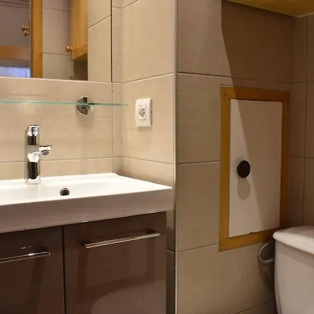 Apartment Renove Pour 3 Personnes A Meribel, Proche Pistes Et Commerces, Balcon Sud - Fr-1-180-33 *